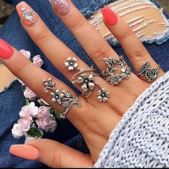 Nikkiwallflower Jewelry - ☆Olly☆ Flower Ring Set